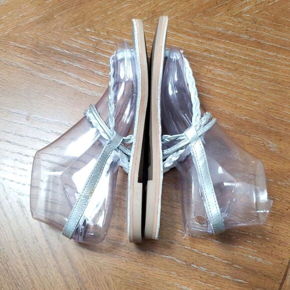 Rock & Candy  Blaney Silver Thong Sandals, Size 7 - Picture 5 of 7